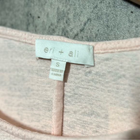 Nice top with lace detail sleeves - Picture 10 of 13